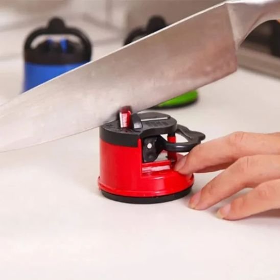 Aiguiseur couteau rouge compact mais efficace vue de près