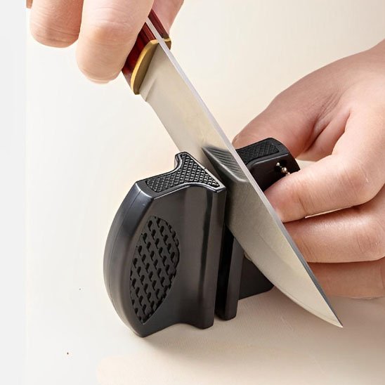 Prise de vue de plus près montrant la technique pour aiguiser un couteau