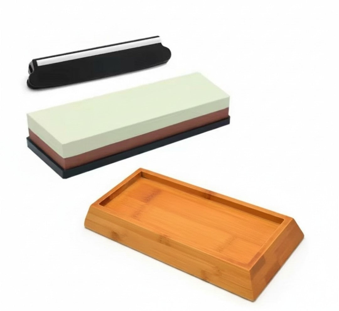 L'ensemble pierre à aiguiser quatre piÚces comprend: une pierre double face #2000 et #5000, un ajusteur d'angles, une base mince en silicone qui elle vient s'insérer dans une jolie base en bambou pour une meilleur préhension.