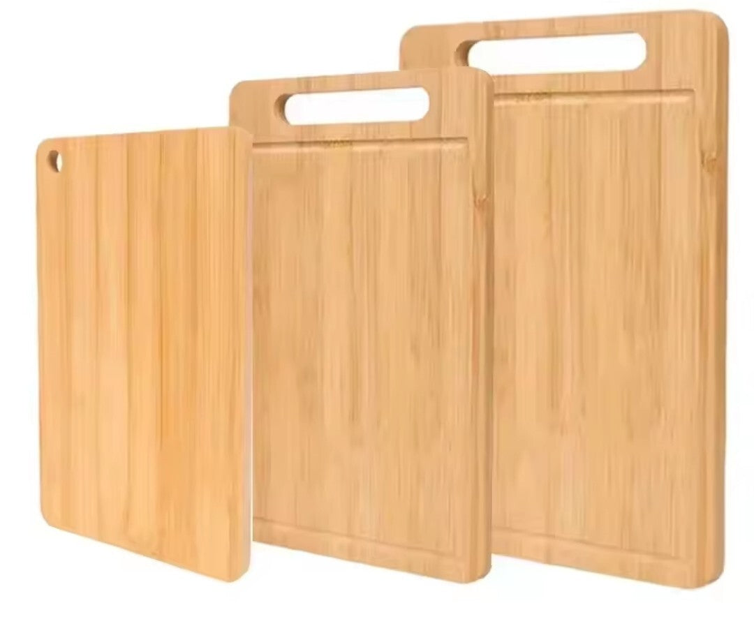 Trio de planches à découper en bambou avec petit, moyen et grand format, idéales pour toutes les préparations culinaires, sur fond blanc