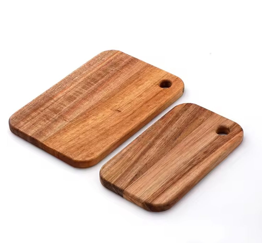 Duo de planches à découper en bois d'acacia de deux petits formats cocktail différents avec trou de suspension, présentées sur fond blanc.