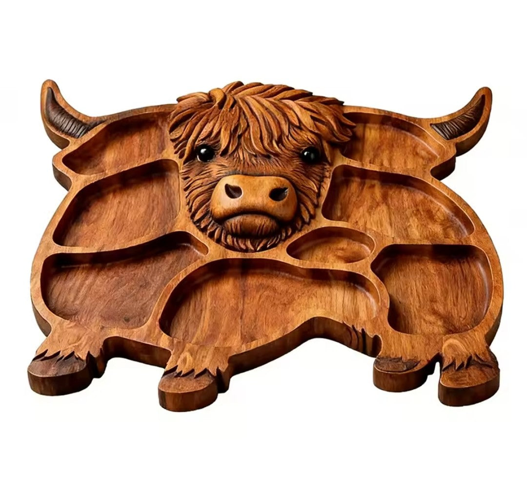 Planche à découper bois imité et plateau de service de l'autre côté, compartimenté en forme de bœuf vue de face Highland, vide, sur fond blanc.