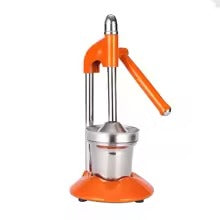Le presse agrumes orange en inox présenté sur fond blanc