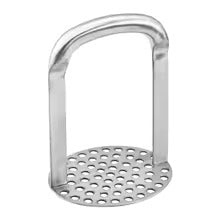 Presse purée manuel robuste en inox sur fond blanc.