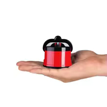 Aiguiseur couteau rouge  tenant dans une main