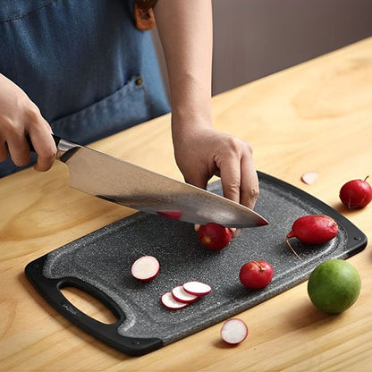Planche à découper de taille moyenne montrant une fille qui émince un radis coupe radis en rondelles