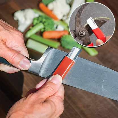 Aiguiseur de couteau compacte en train d'aiguiser un couteau du chef