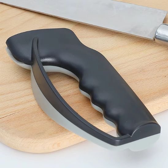 Cet aiguiseur couteau professionnel  ressemble énormément à une poignée grise sur un face et noire sur l'autre.face