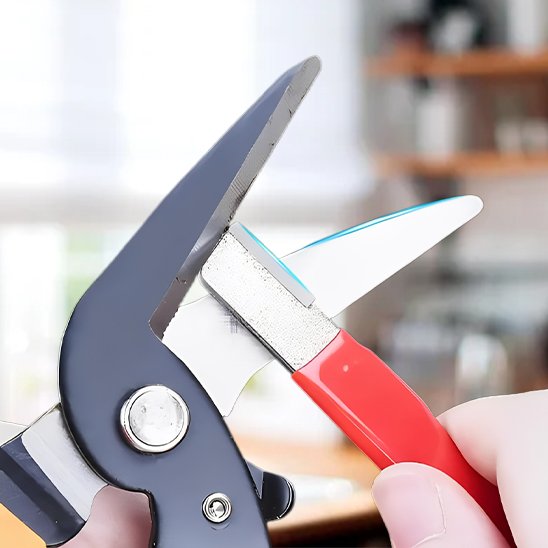 Démonstration de l'angle  prendre pour aiguiser des ciseaux avec l'aiguiseur couteau MagikPro