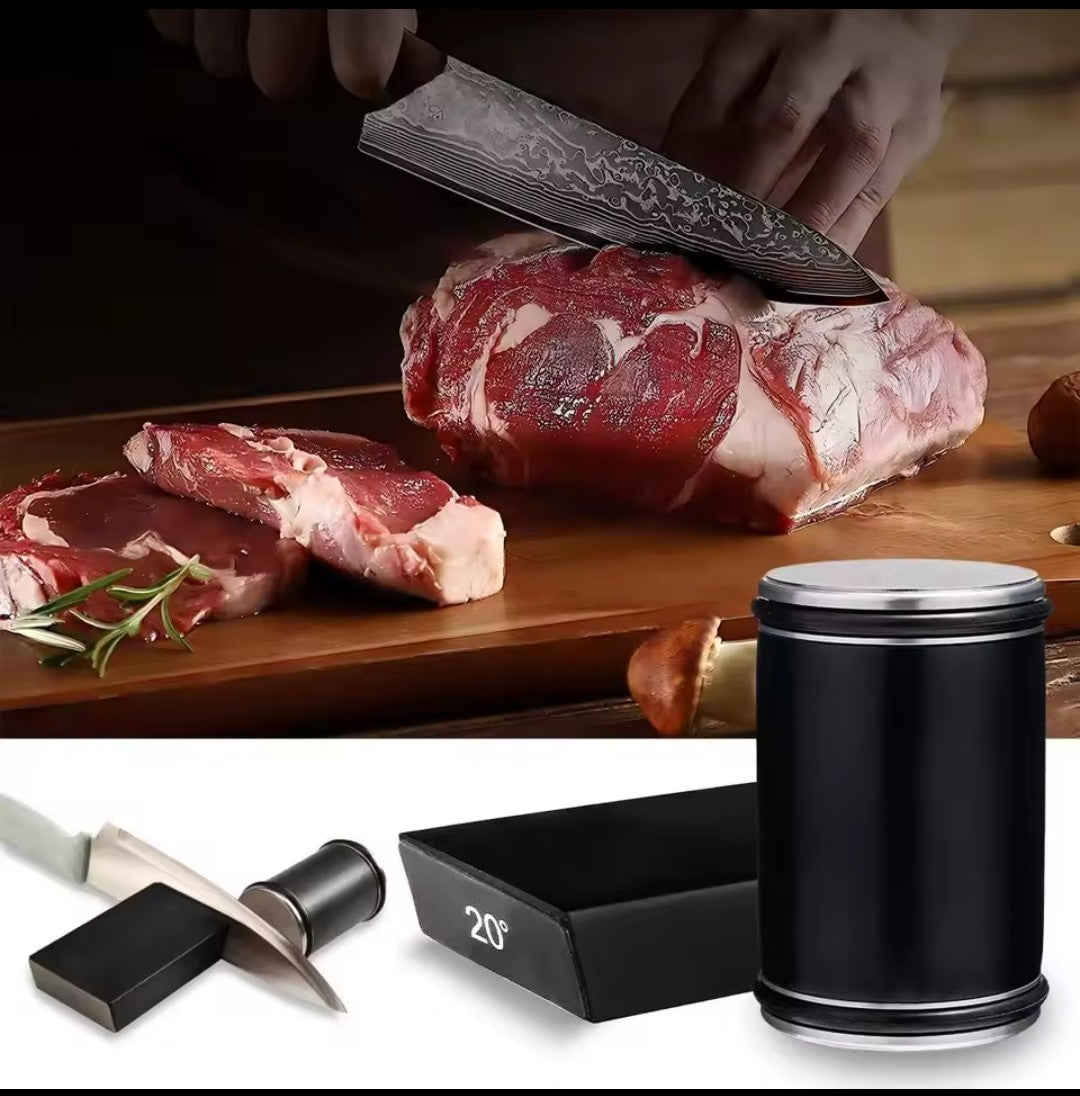 un homme tranche une pièce de viande pour montrer que l'affûtage du couteau est parfait avec aiguiseur couteau roulant