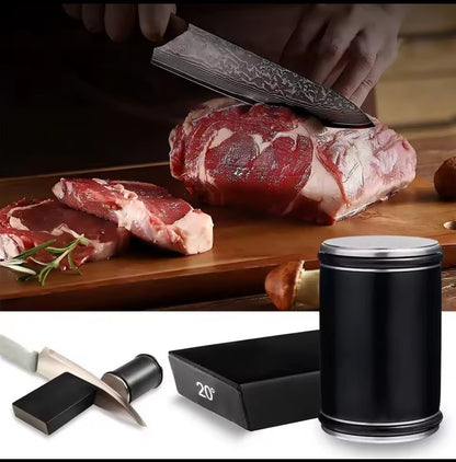 un homme tranche une pièce de viande pour montrer que l'affûtage du couteau est parfait avec aiguiseur couteau roulant