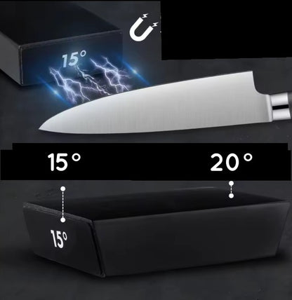 La lame d'un couteau économe positionnée sur le dos avec un effet de magnétisme vers le bloc de soutien à angle de 15 degrés