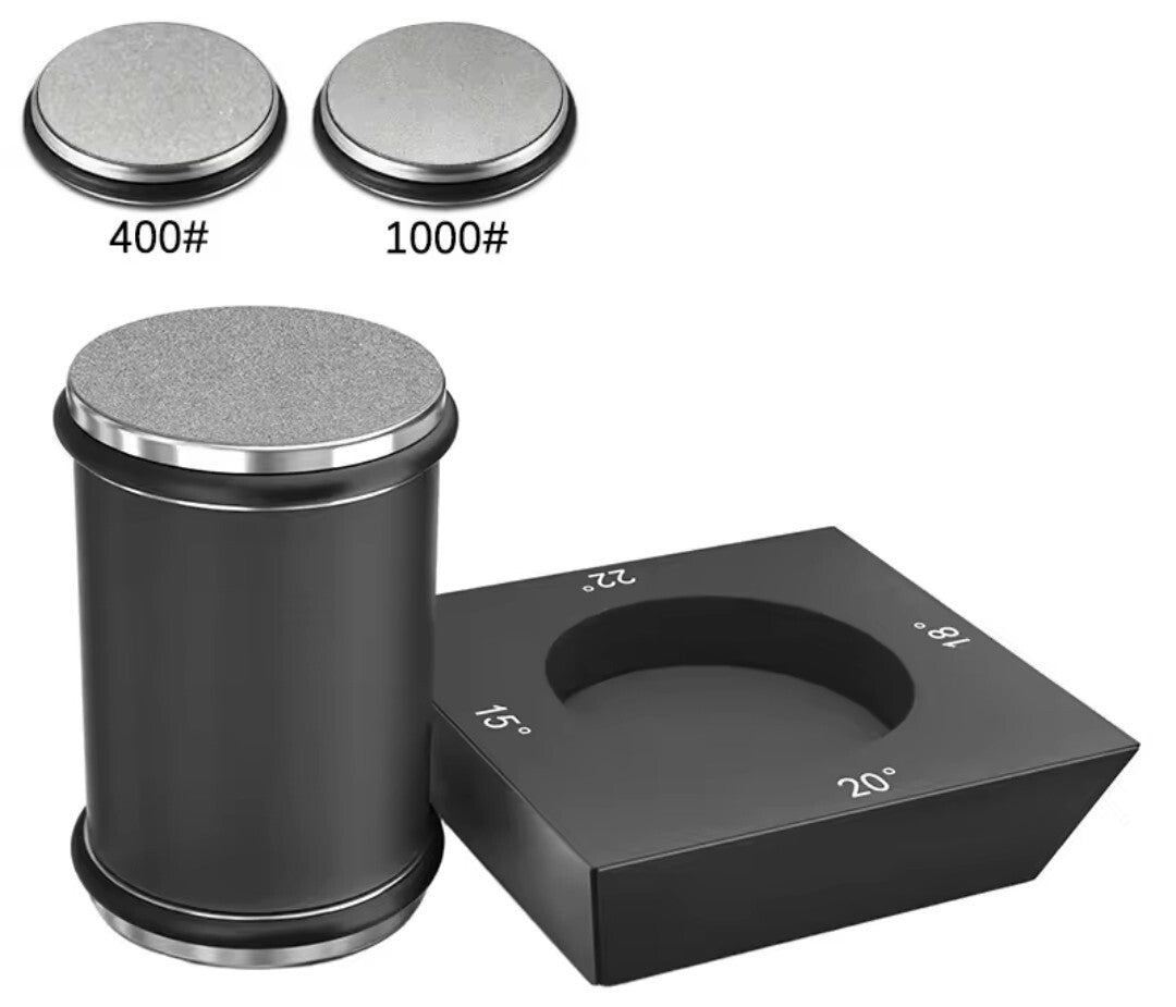 Présentation de l'ensemble de l'aiguiseur couteau noir avec sa base aimantée à 4 différents degrés, incluant les disques #400 et 1000, sur fond blanc