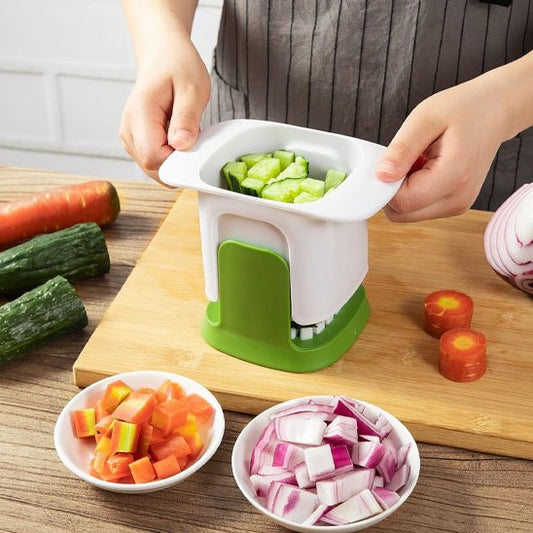 Femme qui tranche un concombre en bâtonnets avec son coupe légumes CubeCut