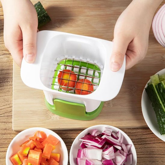 Couper des carottes en dés facilement avec le coupe légumes CubeCut de couleur blanche