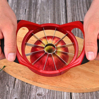 Coupe légumes LunaXpress vue de haut montrant la découpe d'une pomme en 12 quartiers