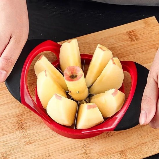 Coupe légumes LunaXpress vue de haut montrant une pomme tranchée en 8 quartiers