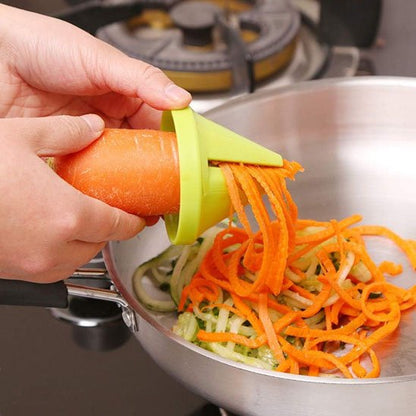 Coupe légumes SpiraCône vert qui coupe une carotte en forme de spaghetti pour préparer un sauté de légumes