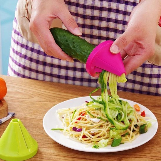 Coupe légumes SpiraCône rose, tranche un concombre en spaghetti pour ajouter à une salade