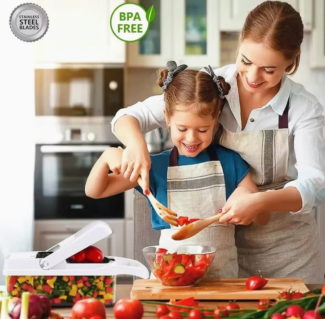 Une maman et sa fillette préparant une salade de légumes avec le coupe légumes multifonctions RapidCut