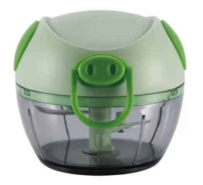 image sur fond blanc, du mini hachoir dont la base est translucide fumé, et le couvercle est vert pâle, avec un forme semblable à celle d'un petit cochon