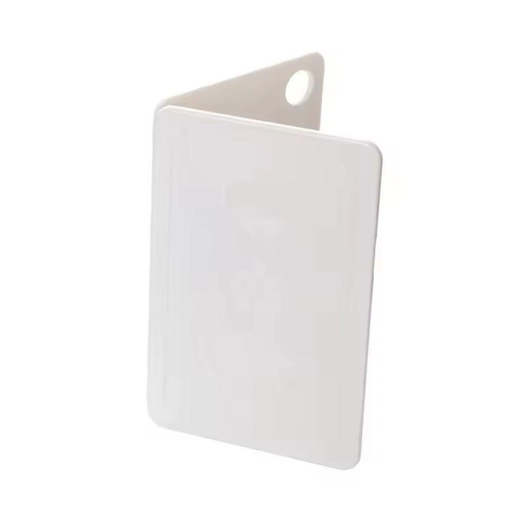 Démonstration de la planches à découper blanche ouvertes à 90 degrés sur fond blanc
