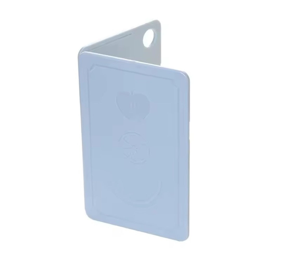 Démonstration de la planches à découper bleue claire ouvertes à 90 degrés sur fond blanc