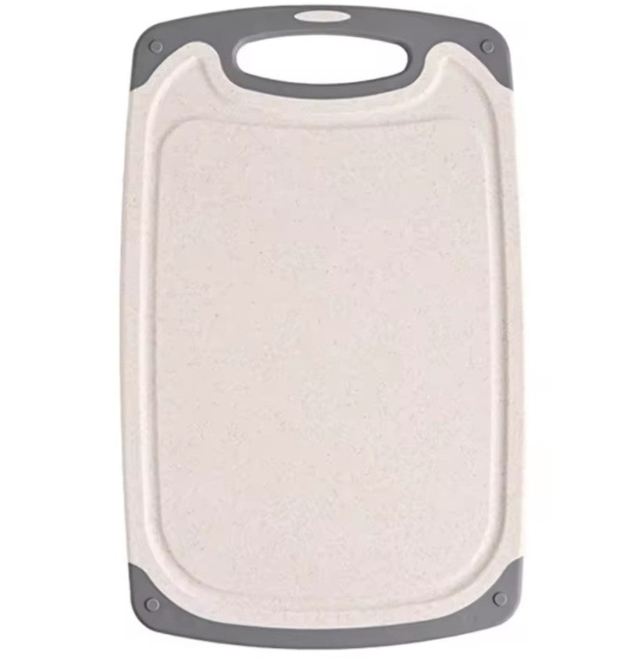 démo de la planche à découper en paille de blé couleur granit claire et contour en silicone gris de taille large sur fond blanc
