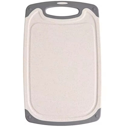 démo de la planche à découper en paille de blé couleur granit claire et contour en silicone gris de taille large sur fond blanc