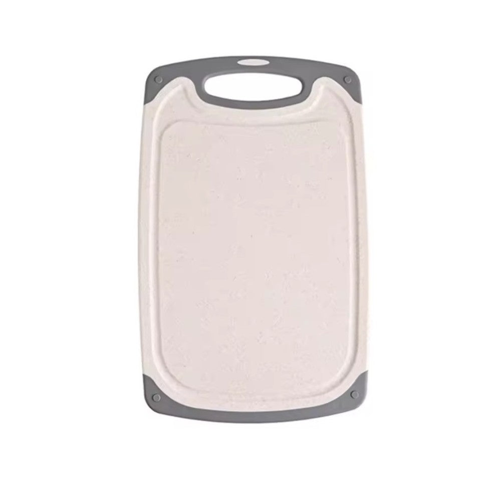 démo de la planche à découper en paille de blé couleur granit claire et contour en silicone gris de taille moyenne sur fond blanc
