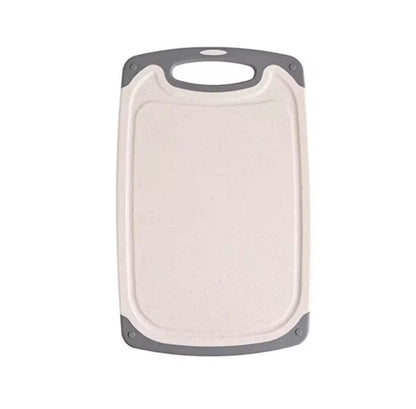 démo de la planche à découper en paille de blé couleur granit claire et contour en silicone gris de taille moyenne sur fond blanc