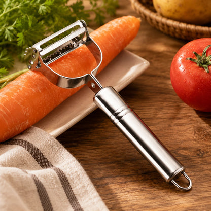 Éplucheur à légumes en inox montré sur une carotte en démo dans un décor chaleureux.