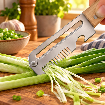Éplucheur à légumes lame en inox manche en bois 3-en-un, montrant de prés la partie dentelée qui émince une queue d'oignon vert.