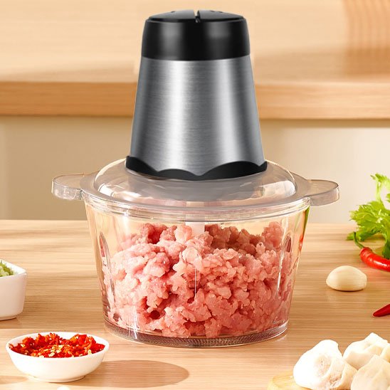 Préparation de jambon haché qu'on peut voir au travers du bol en verre 2 litres du hachoir électrique 300 watts