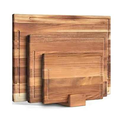 Démonstration sur fond blanc du trio de planche à découper en bois d'acacia, sur la base qui les accueille