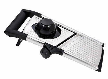 Mandoline cuisine en inox qualité Premium à 6 lames réglables avec son poussoir, sur fond blanc