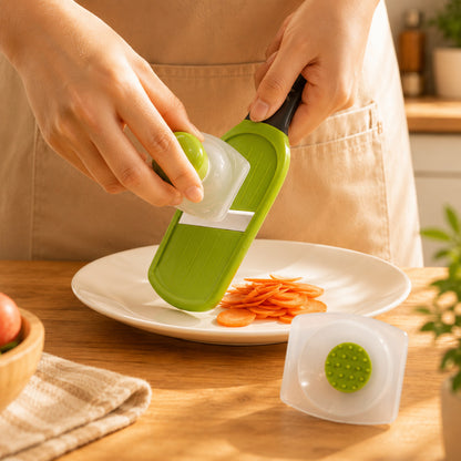 image de proche montrant une femme qui utilise la petite mandoline cuisine verte à poignée noire pour trancher une carotte