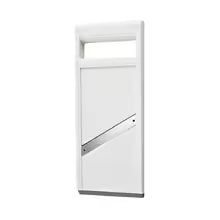 Mandoline japonaise blanche présentée en démo sur fond blanc.