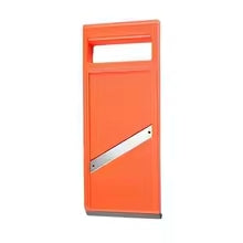 Mandoline japonaise orange présentée en démo sur fond blanc.