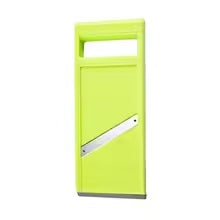 Mandoline japonaise vert lime présentée en démo sur fond blanc.