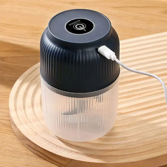 Présentation du mono hachoir sur une planche à découper en bois et une table en bois, avec son fil USB branché