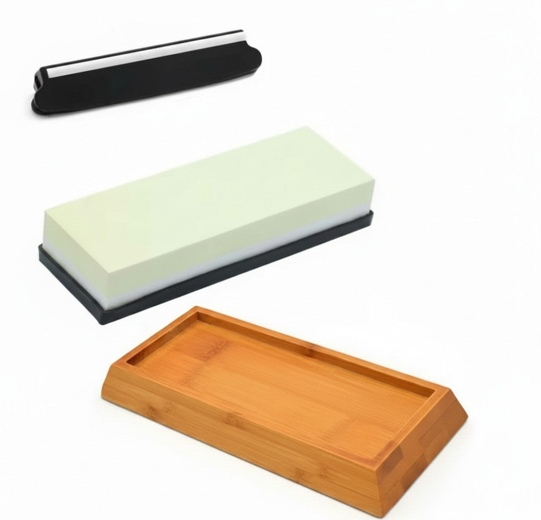 L'ensemble pierre à aiguiser quatre pièces comprend: une pierre double face #5000 et #10000, un ajusteur d'angles, une base mince en silicone qui elle vient s'insérer dans une jolie base en bambou pour une meilleur préhension. L'ensemble est présenté sur un fond blanc