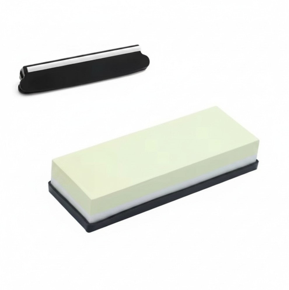 La pierre à aiguiser double face #5000 et #10000 avec son ajusteur d'angles et sa base en silicone sur fond blanc