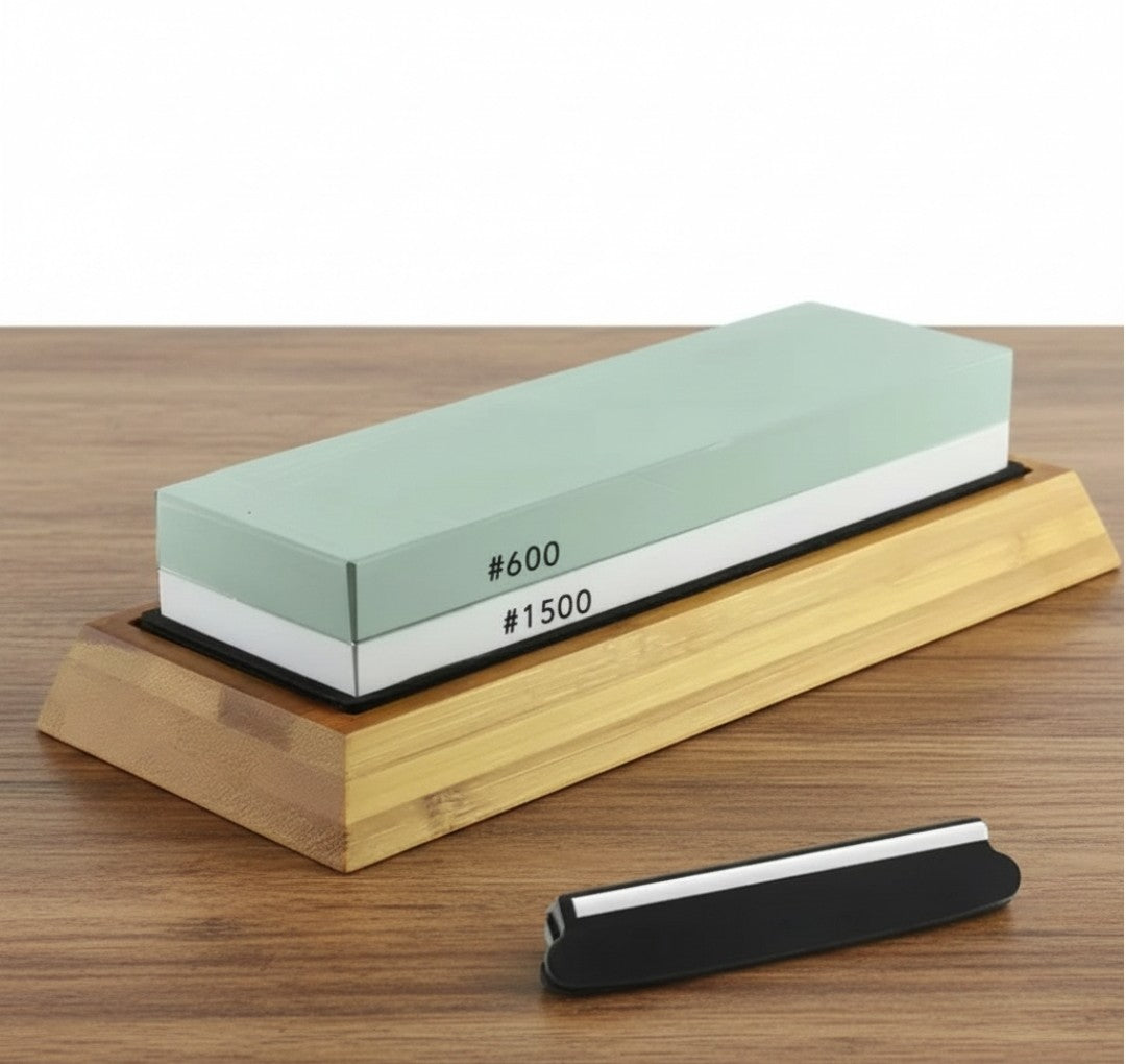 L'ensemble pierre à aiguiser quatre pièces comprend: une pierre double face #600 et #1500, un ajusteur d'angles, une base mince en silicone qui elle vient s'insérer dans une jolie base en bambou pour une meilleur préhension. L'ensemble est présenté sur une table en bois