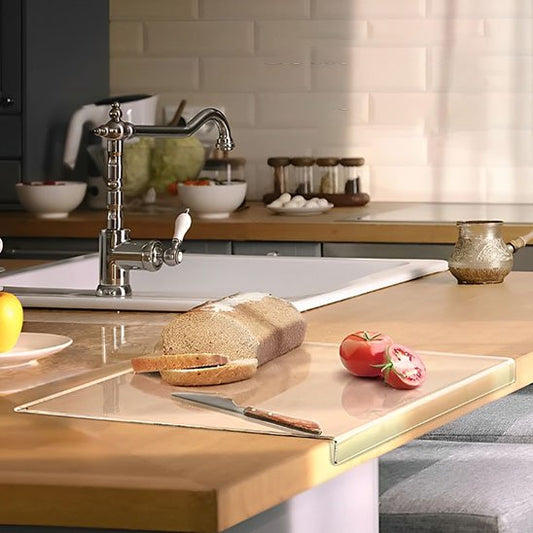 Planche à découper ClearCut dans une cuisine rustique sur laquelle il y a un pain, un couteau et une tomate. L'image sert à démontrer le côté quasi invisible de la planche claire.