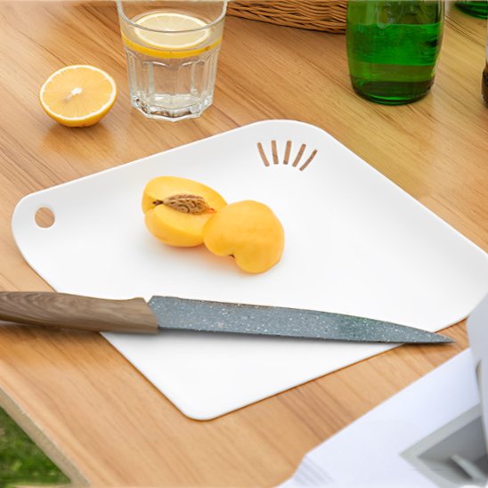 Planche à découper CocktailPro présentant un abricot coupé en deux