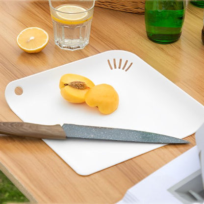 Planche à découper CocktailPro présentant un abricot coupé en deux