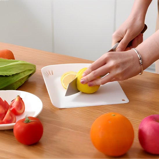 Planche à découper CocktailPro démontrant de profil la coupe d'un citron et d'autres fruits et légumes en attente