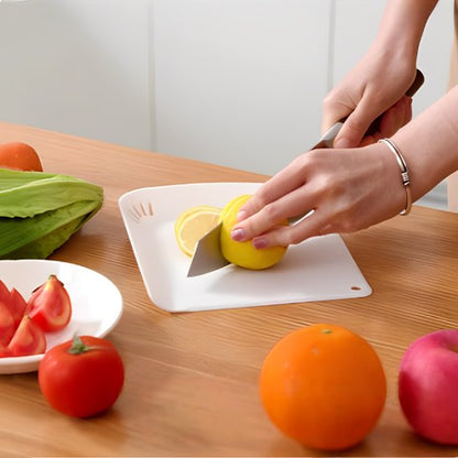 Planche à découper CocktailPro démontrant de profil la coupe d'un citron et d'autres fruits et légumes en attente