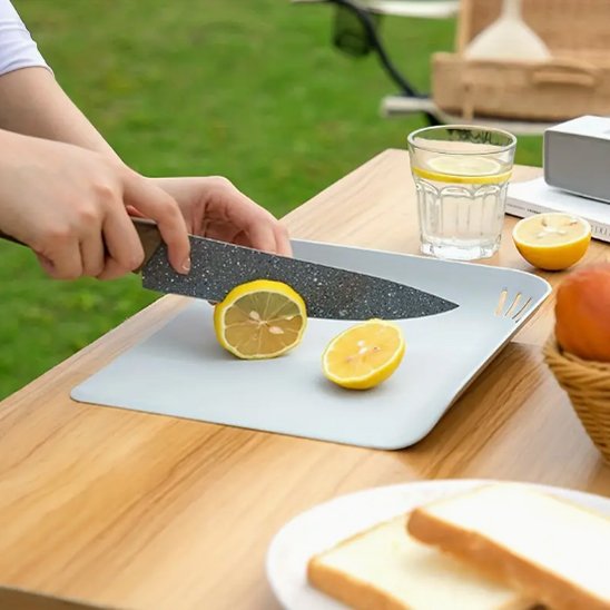 Planche à découper CocktailPro présentant une coupe de citron en plein-air